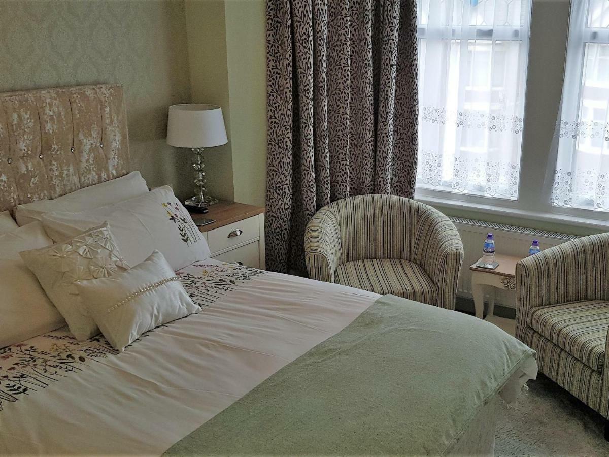 Courtneys Of Gynn Square Bed & Breakfast Blackpool Bagian luar foto